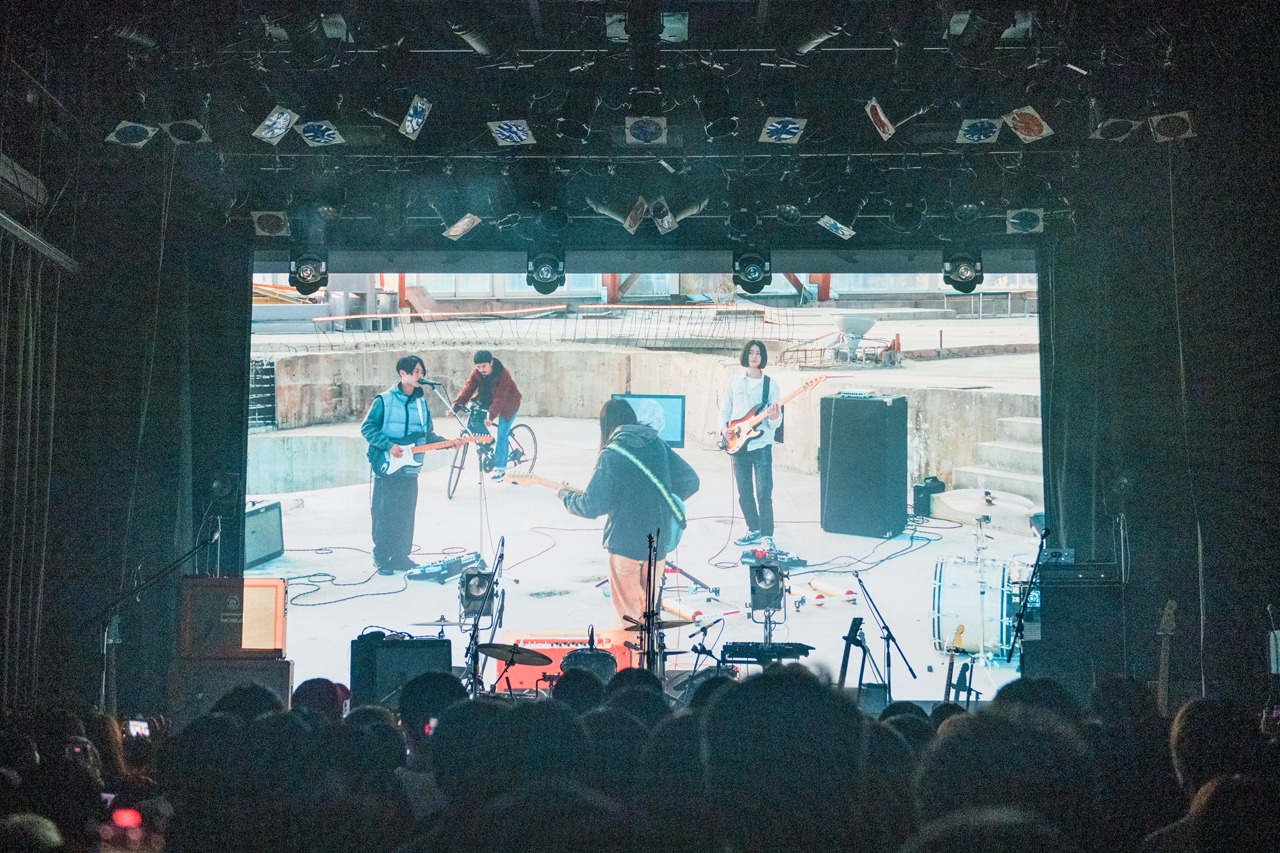 「Under My Skin」ミュージックビデオ上映中の様子。（Photo by Yukitaka Amemiya）