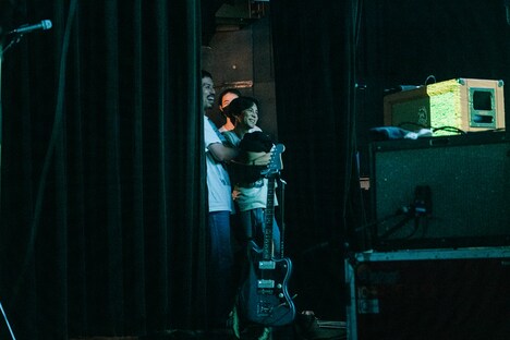 ステージ袖で微笑むDYGL。（Photo by Yukitaka Amemiya）