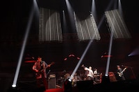 PENGUIN RESEARCHのステージの様子。（撮影：平野タカシ）