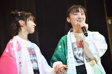 蒼井りるあ（左）に手を握ってもらいながら話す希山愛（右）。