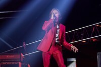 人気画像2位は「B'z、“待っててくれた人”たちの前で全国ツアー完走！『1本のライブを行えることは奇跡』」より、稲葉浩志（Vo）。(c)VERMILLION RECORDS