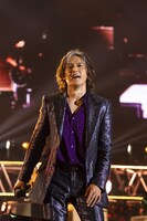 人気画像3位は「B'z、“待っててくれた人”たちの前で全国ツアー完走！『1本のライブを行えることは奇跡』」より、稲葉浩志（Vo）。(c)VERMILLION RECORDS