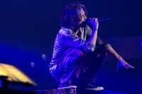 人気画像5位は「B'z、“待っててくれた人”たちの前で全国ツアー完走！『1本のライブを行えることは奇跡』」より、稲葉浩志（Vo）。(c)VERMILLION RECORDS