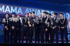 「2022 MAMA」5部門の受賞者発表、JO1與那城奨は涙のスピーチ「びっくりしすぎて言葉にできない」