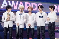 「Worldwide Fans' Choice」を受賞したTOMORROW X TOGETHER。 (c)CJ ENM Co., Ltd, All Rights Reserved