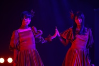 ユニット曲「ピオニーズ」を初披露する冨田菜々風と蟹沢萌子。(c)YOANI/KING RECORDS