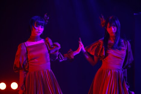 ユニット曲「ピオニーズ」を初披露する冨田菜々風と蟹沢萌子。(c)YOANI/KING RECORDS