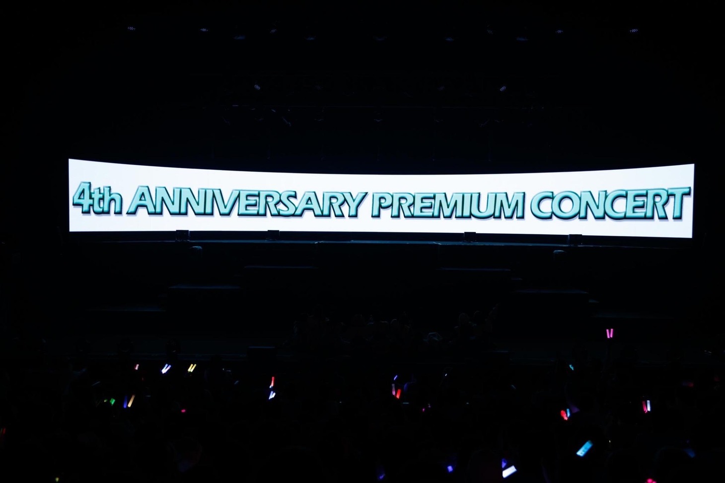 「4th ANNIVERSARY PREMIUM CONCERT」の開催を告げるサプライズ映像。(c)YOANI/KING RECORDS