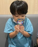 しまおさんの息子・ばんちゃんのレアなポケモンカードを食い入るように見つめるロクくん。