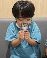 しまおさんの息子・ばんちゃんのレアなポケモンカードを食い入るように見つめるロクくん。