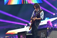 人気画像8位は「B'z、“待っててくれた人”たちの前で全国ツアー完走！『1本のライブを行えることは奇跡』」より、松本孝弘（G）。(c)VERMILLION RECORDS