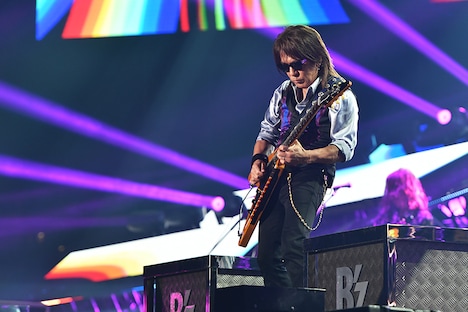 松本孝弘(G)(c)VERMILLION RECORDS