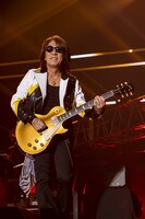 人気画像10位は「B'z、“待っててくれた人”たちの前で全国ツアー完走！『1本のライブを行えることは奇跡』」より、松本孝弘（G）。(c)VERMILLION RECORDS