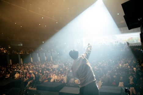 イベントの開演を宣言する角張渉。（撮影：三浦知也）