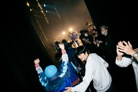 思い出野郎Aチームをステージへ送り出す角張渉。（撮影：三浦知也）