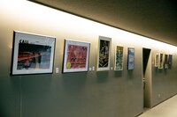 会場にはカクバリズム所属アーティストの過去のライブポスターが飾られていた。（撮影：三浦知也）