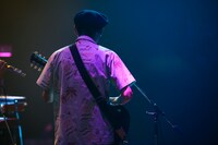 シライシコウジ（G / YOUR SONG IS GOOD）。この日が彼のラストステージとなった。（撮影：三浦知也）