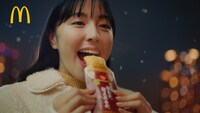マクドナルドの新テレビCM「ビーフシチューパイ パイがすべてさ」編のワンシーン。