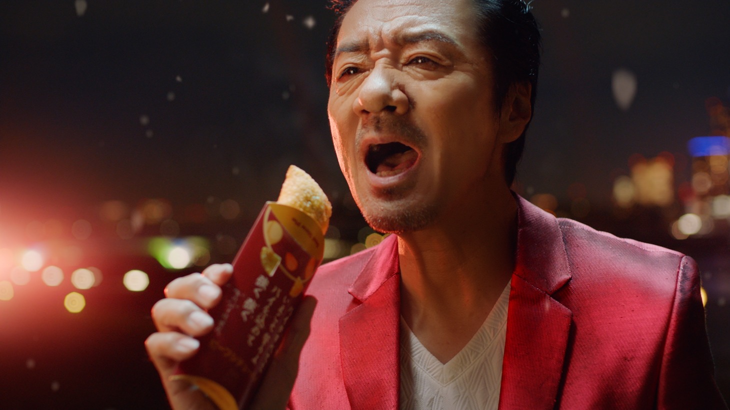 マクドナルドの新テレビCM「ビーフシチューパイ パイがすべてさ」編のワンシーン。