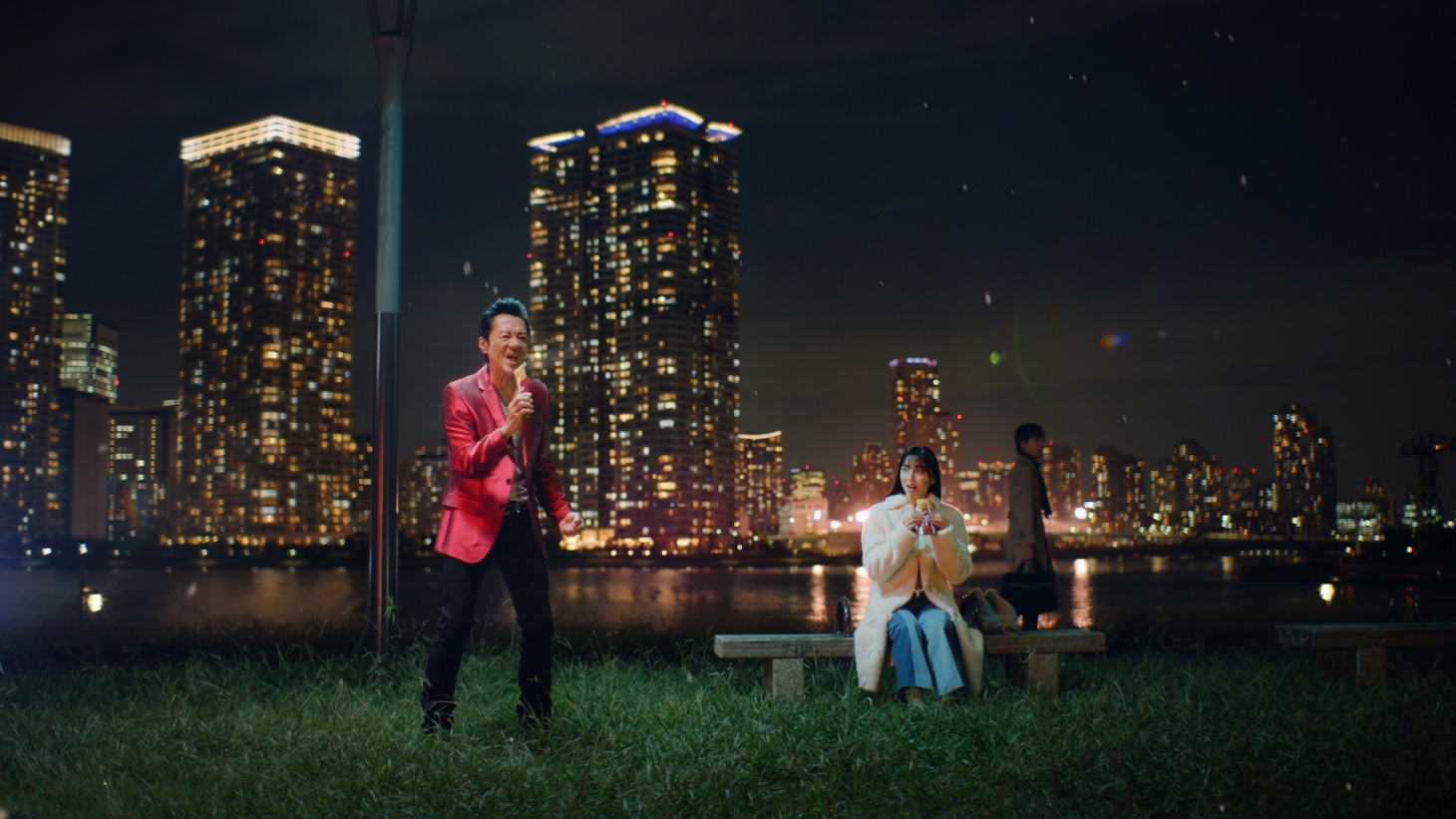 マクドナルドの新テレビCM「ビーフシチューパイ パイがすべてさ」編のワンシーン。