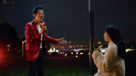 マクドナルドの新テレビCM「ビーフシチューパイ パイがすべてさ」編のワンシーン。