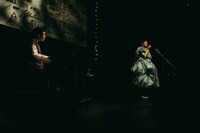 左から黒瀬みどり、二階堂和美。（撮影：三田村亮）