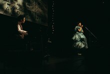 左から黒瀬みどり、二階堂和美。（撮影：三田村亮）