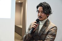 CHEESE WONDER BLACK meets EPISTROPHについて語る長塚健斗（WONK）。