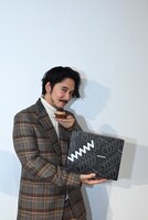 CHEESE WONDER BLACK meets EPISTROPHをアピールする長塚健斗（WONK）。