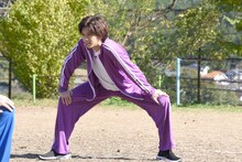 準備体操をするリョウガ。