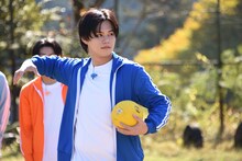 ハンドボール投げに挑戦するカイ。