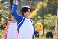 ハンドボール投げに挑戦するカイ。