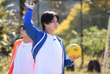 ハンドボール投げに挑戦するカイ。