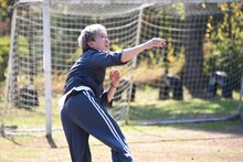 ハンドボール投げに挑戦するシューヤ。