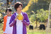 ハンドボール投げに挑戦するリョウガ。