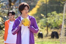 ハンドボール投げに挑戦するリョウガ。