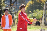 ハンドボール投げに挑戦するユーキ。