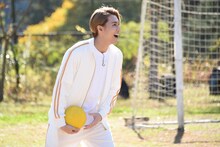 ハンドボール投げに挑戦するタカシ。