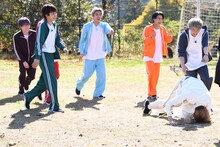 タカシのもとに駆け寄るメンバー。