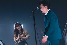 左からmei eharaと浜野謙太（Vo / 在日ファンク）。（撮影：廣田達也）