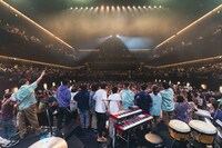 「KAKUBARHYTHM 20years Anniversary Special Vol.10 Final」のフィナーレの様子。（撮影：廣田達也）