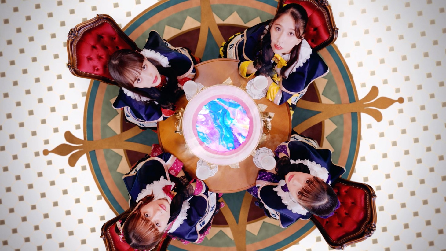 ももいろクローバーZ「Majoram Therapie」ミュージックビデオより。
