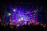 オレンジ色のペンライトで染まった中野サンプラザホール。