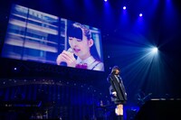 松野莉奈とデュエットする柏木ひなた。