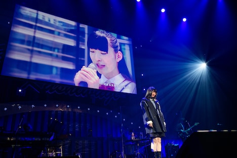 松野莉奈とデュエットする柏木ひなた。