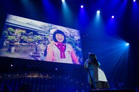 「盆栽ガール」を歌う柏木ひなた。