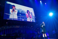 「盆栽ガール」を歌う柏木ひなた。