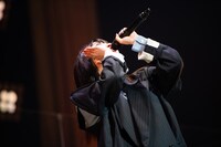 松野莉奈に語りかける柏木ひなた。