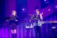 コーラスの西山恵美子（左）と小湊美和（右）。