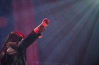 「大人はわかってくれない」を披露する柏木ひなた。